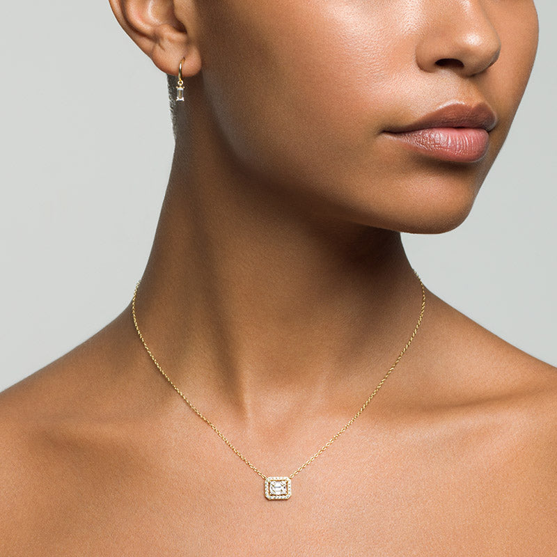 Model wearing Layered KEEGAN - Illusion Halo Baguette Necklace in gold