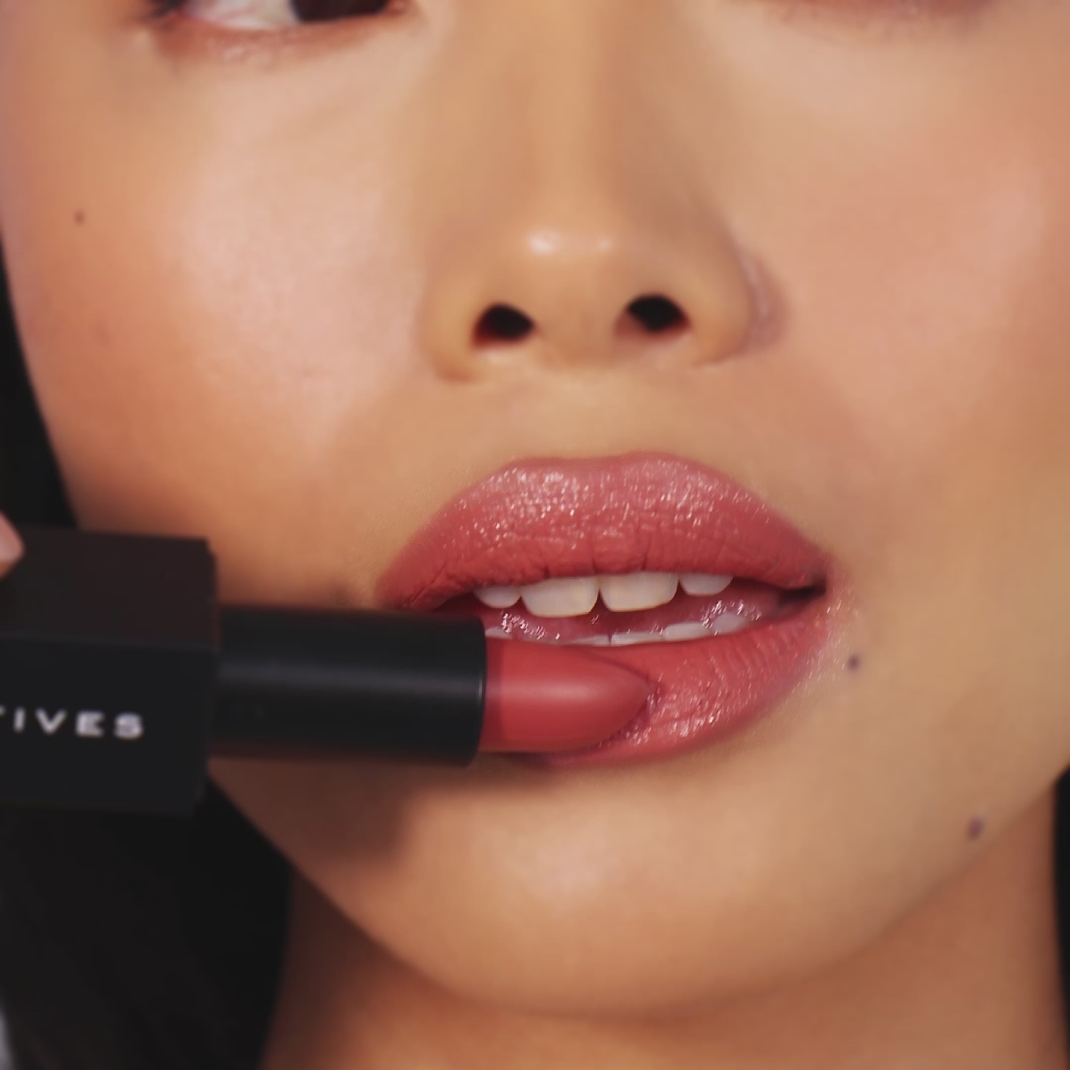 women is applying lipstick